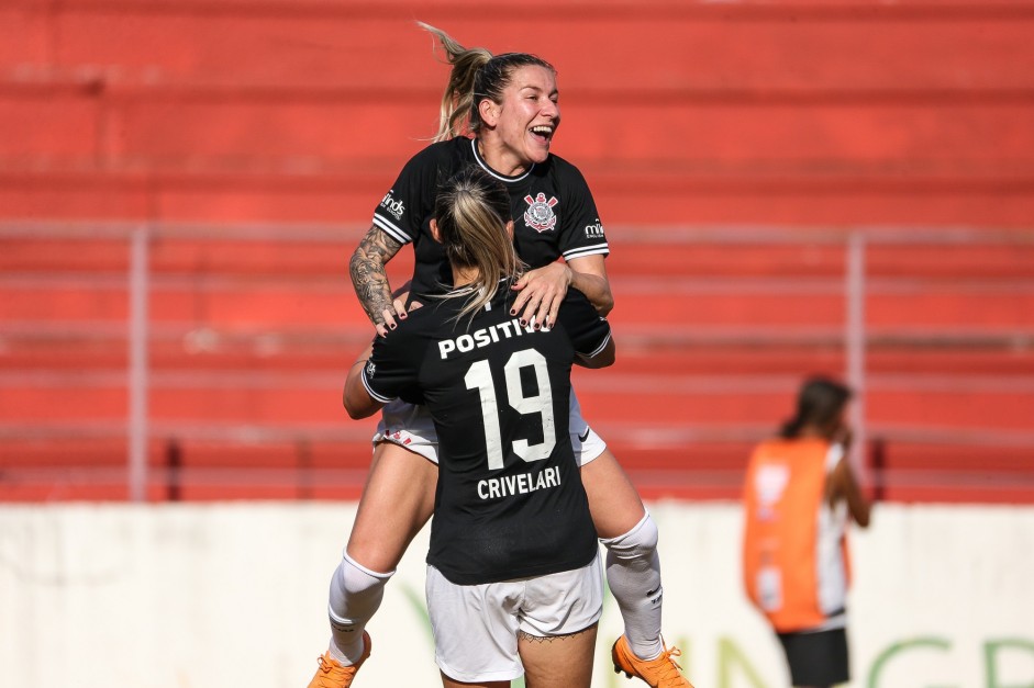 Crivelari e Cacau comemorando gol contra a Ponte Preta, pelo Paulista Feminino