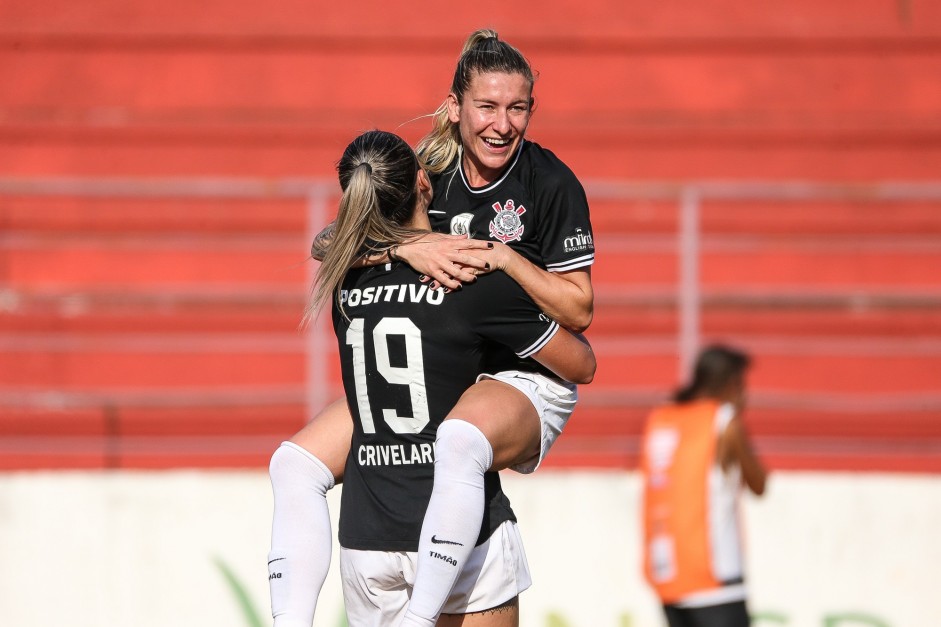 Giovanna e Cacau no jogo contra a Ponte Preta, pelo Paulista Feminino