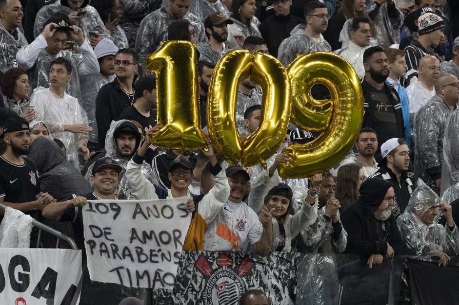 Bales em comemorao aos 109 do Corinthians durante jogo contra o Atltico-MG