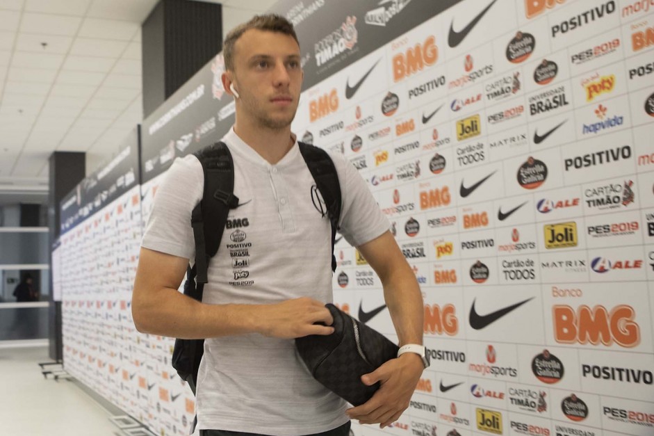 Carlos Augusto no vestiário da Arena Corinthians antes do jogo contra o Atlético-MG