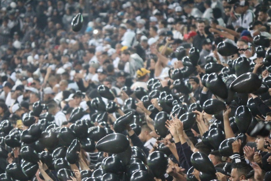 Torcida no jogo contra o Atlético-MG, na Arena Corinthians
