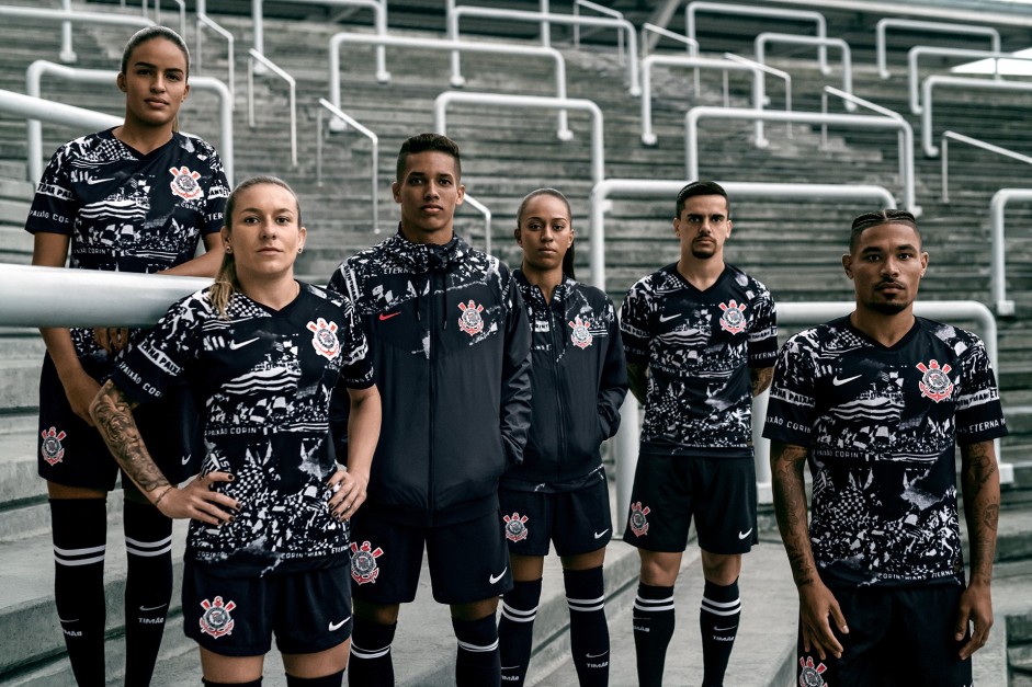 Jogadores com a nova camisa do Corinthians