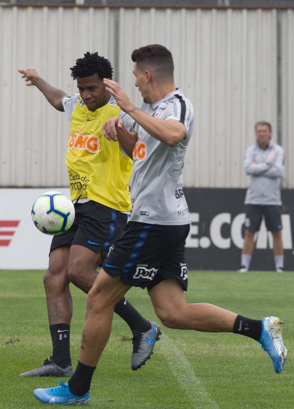 Zagueiro Gil e lateral Danilo Avelar durante treino desta quarta-feira no CT Joaquim Grava