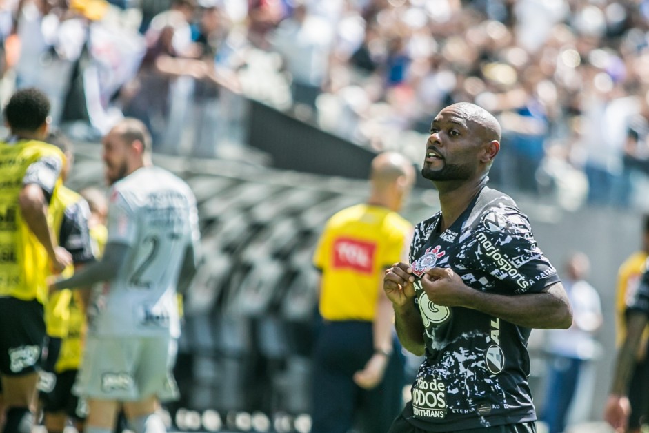 Vagner Love marcou o gol contra o Ceará, pelo Brasileirão