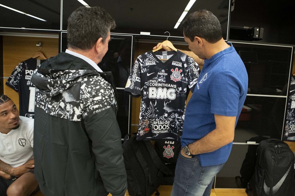 Andrs e Carille vendo a nova terceira camisa do Corinthians