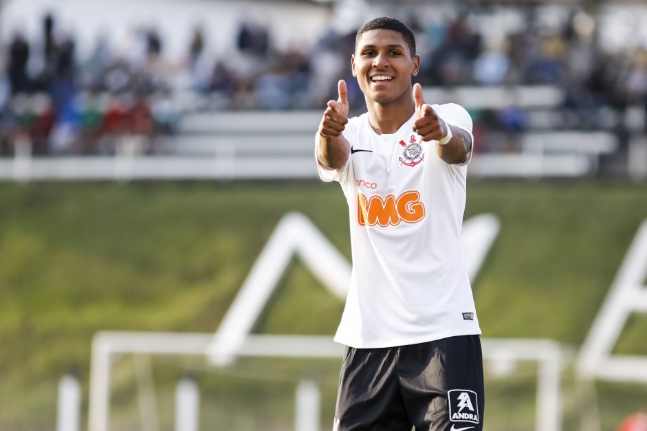 Antony feliz com seu gol contra o Guarani, pelo Paulista Sub-20