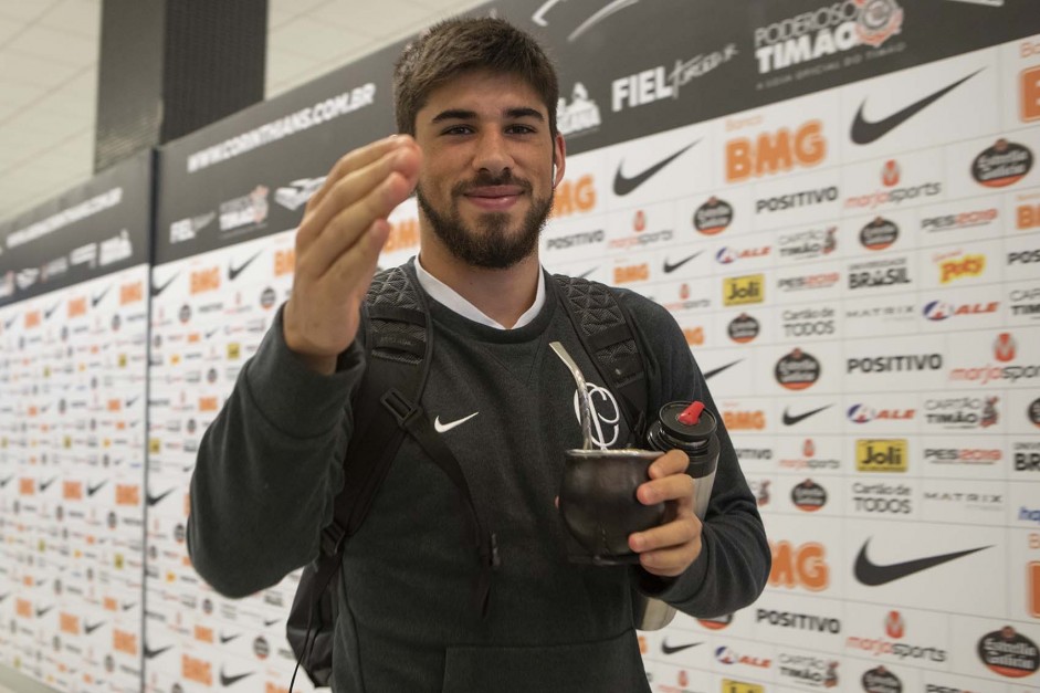 Bruno Méndez chega à Arena Corinthians para jogo contra o Ceará