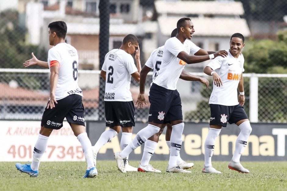 Elenco do Corinthians Sub-20 comemorando gol contra o Guarani
