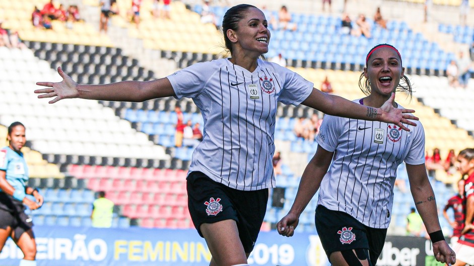 Erika e Crivelari comemorando gol contra o Flamengo, pelo Brasileiro Feminino