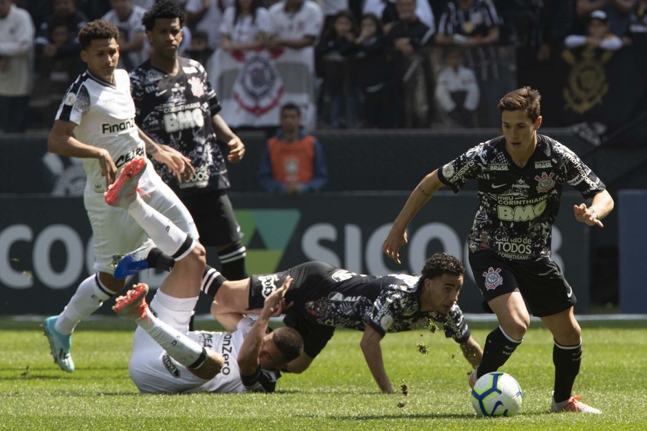 Gabriel e Vital durante jogo contra o Cear, pelo Brasileiro, na Arena Corinthians