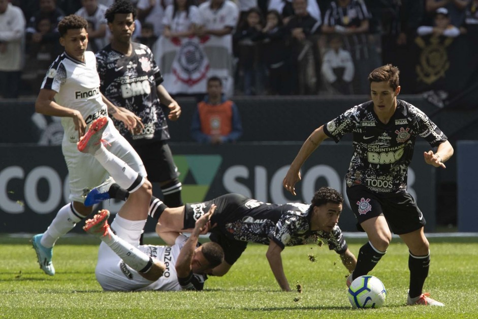 Gabriel e Vital durante jogo contra o Ceará, pelo Brasileirão, na Arena Corinthians