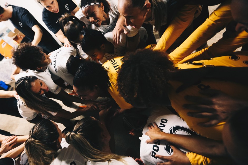 Garotas do Corinthians antes do duelo contra o Flamengo, pela semifinal do Brasileirão