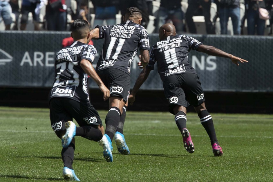 Love marcou um gol do Corinthians no duelo contra o Cear
