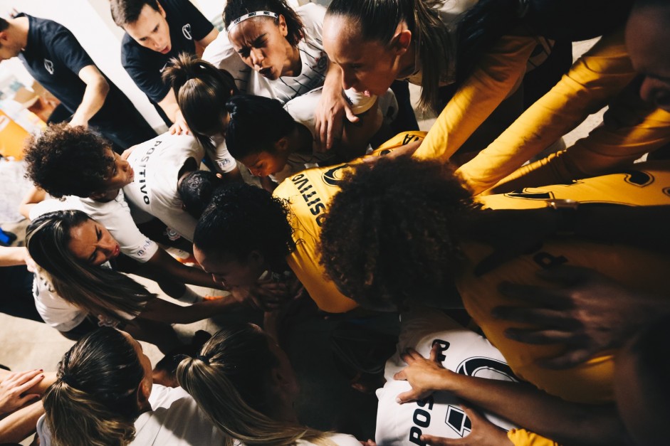 Meninas do Corinthians antes do duelo contra o Flamengo, pela semifinal do Brasileirão feminino