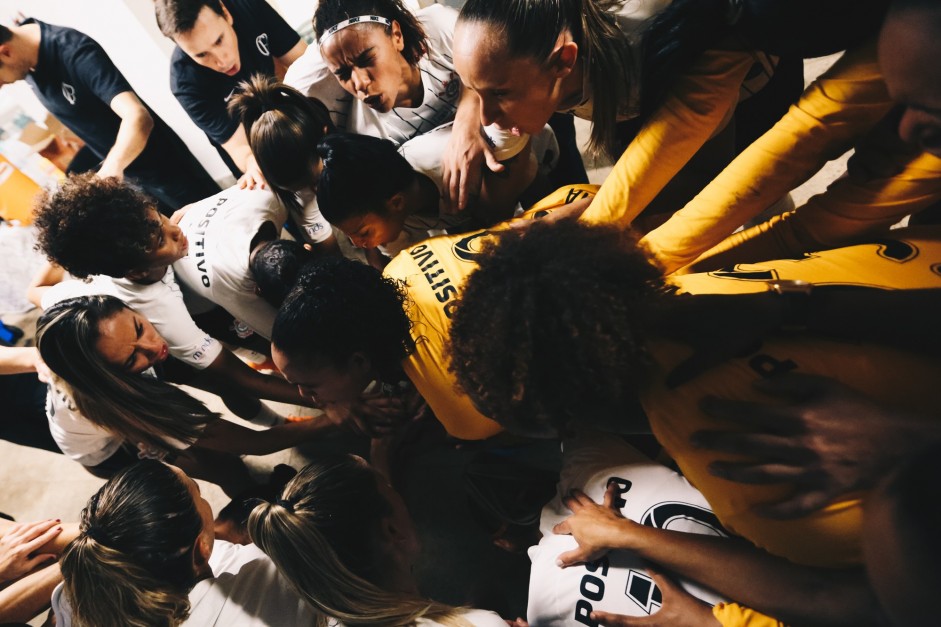 Meninas do Corinthians antes do duelo contra o Flamengo, pela semifinal do Brasileiro feminino