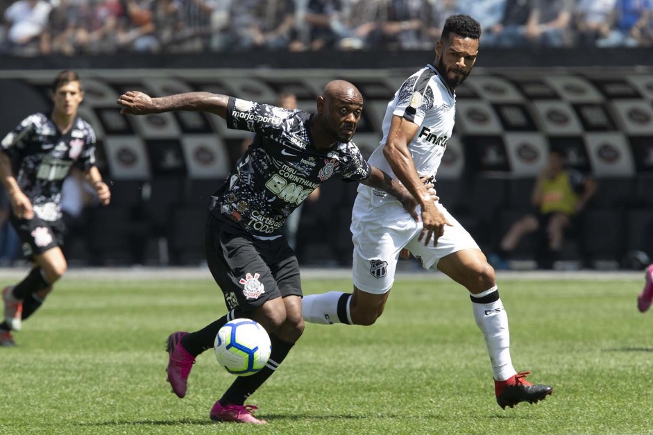 Vagner Love no jogo contra o Cear, pelo Brasileiro, na Arena Corinthians