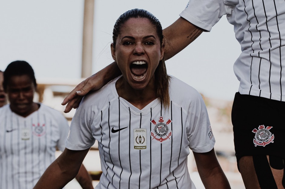 Zagueira Erika no duelo com o Flamengo, pelo Brasileiro Feminino 2019