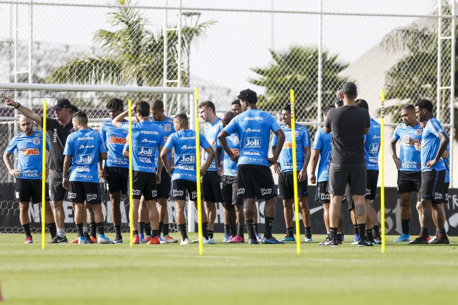 Elenco do Corinthians durante treino de hoje no CT Joaquim ...