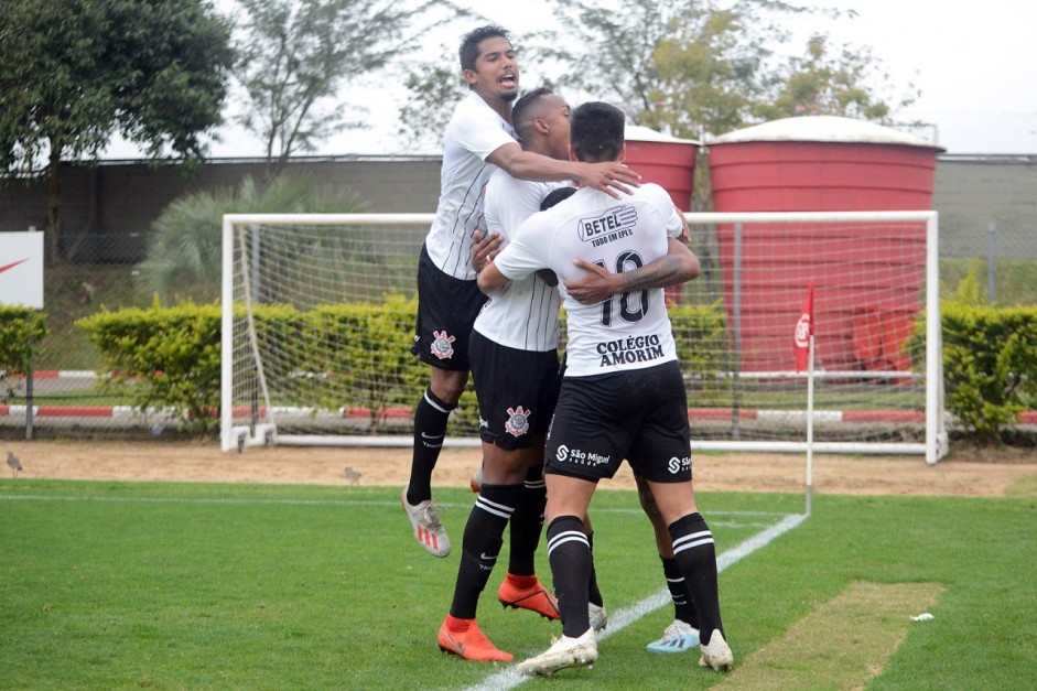 Jogadores do Sub-20 do Corinthians comemorando gol contra o Internacional