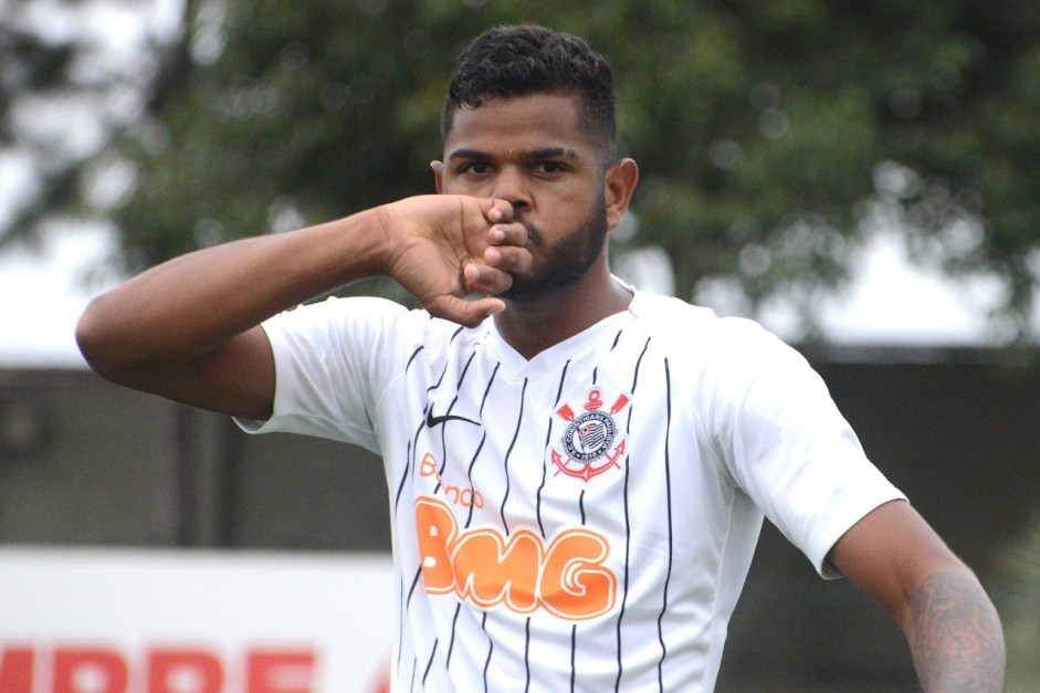 Nathan comemorando gol contra o Internacional, pelo ...