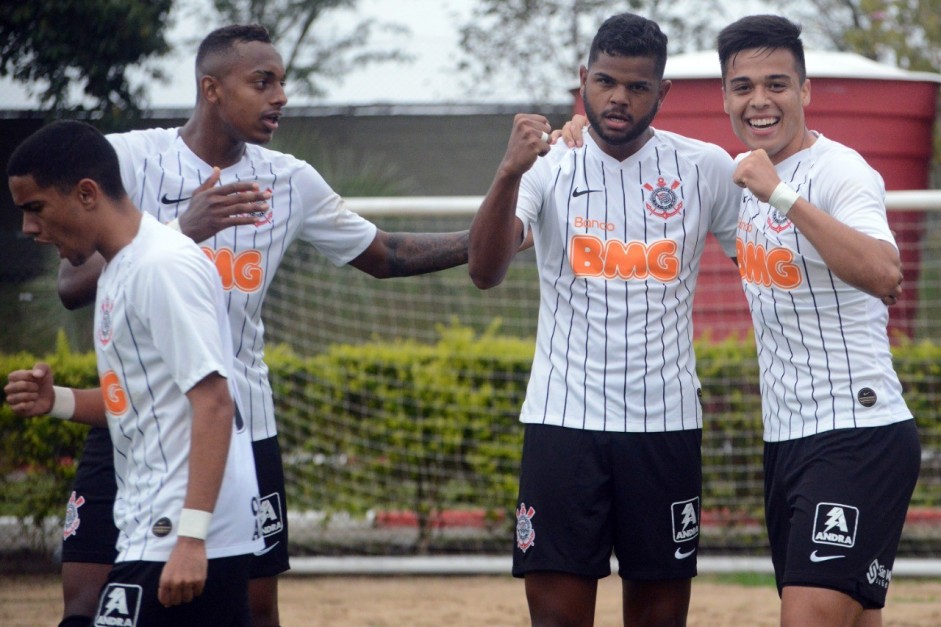 Sandoval E Nathan Comemorando Gol Contra O Internacional Pelo Brasileirao Sub 20