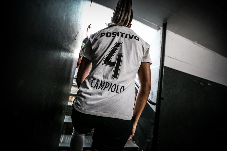 Giovanna no vestiário antes do jogo contra o Juventus pelo Campeonato Paulista Feminino
