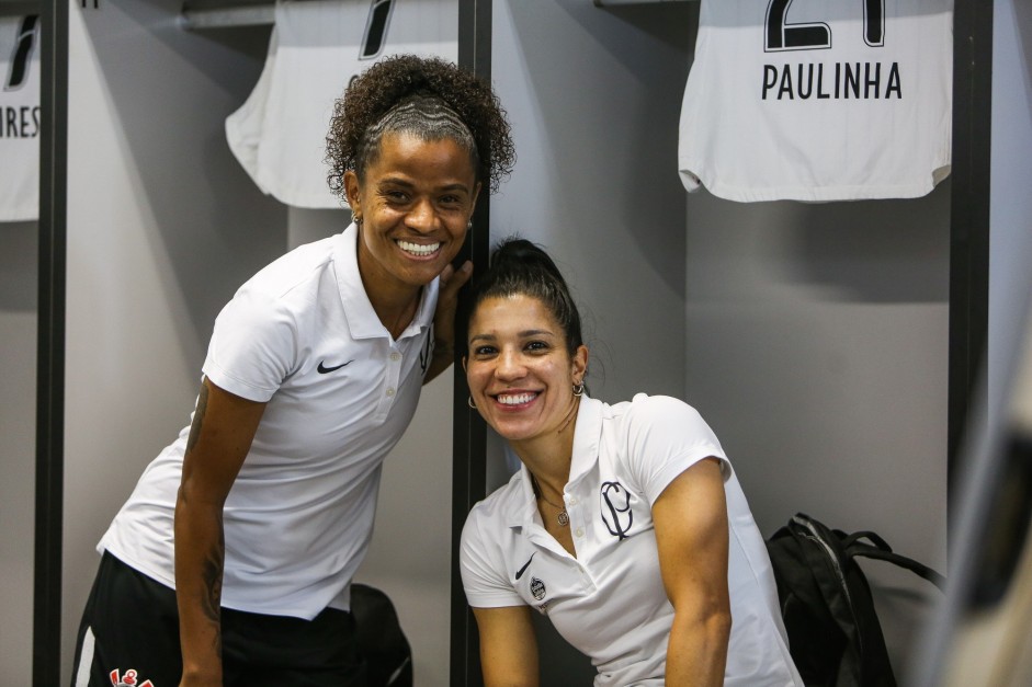 Grazi e Paulinha no vestirio antes do jogo contra o Juventus pelo Campeonato Paulista Feminino