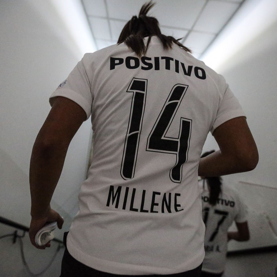 Millene no vestirio antes do jogo contra o Juventus pelo Campeonato Paulista Feminino