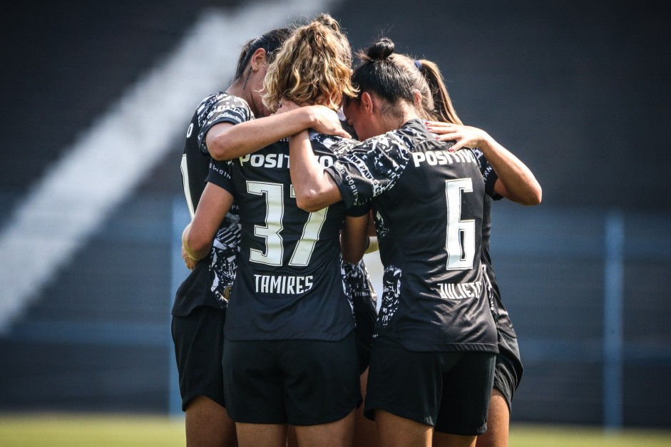 Garotas do feminino do Corinthians na semifinal contra o Flamengo