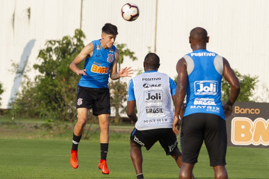 ngelo Araos est com a seleo chilena e se reapresenta ao Corinthians em fevereiro