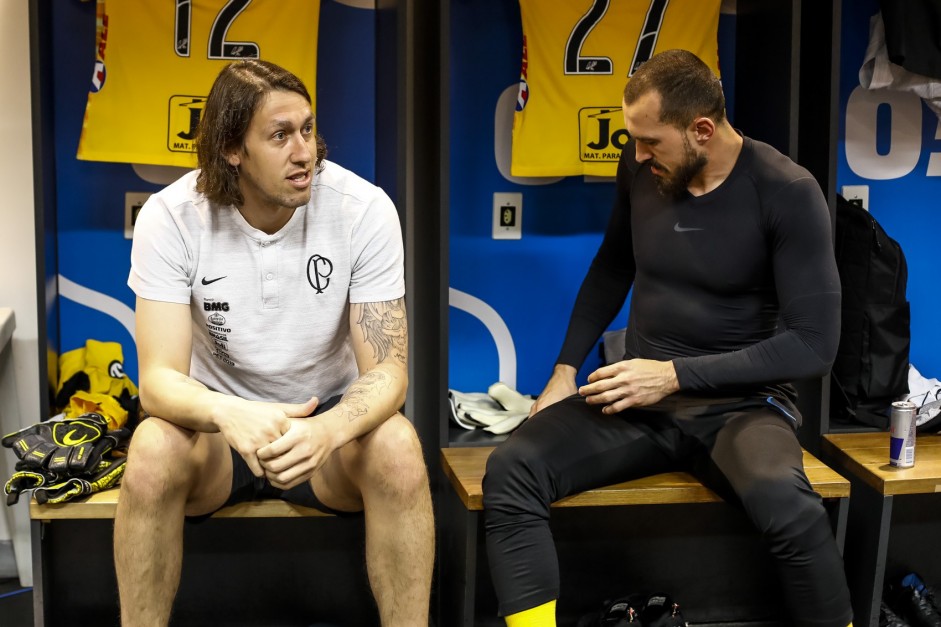 Cássio e Walter no vestiário do Mané Garrincha antes do jogo contra o Fluminense