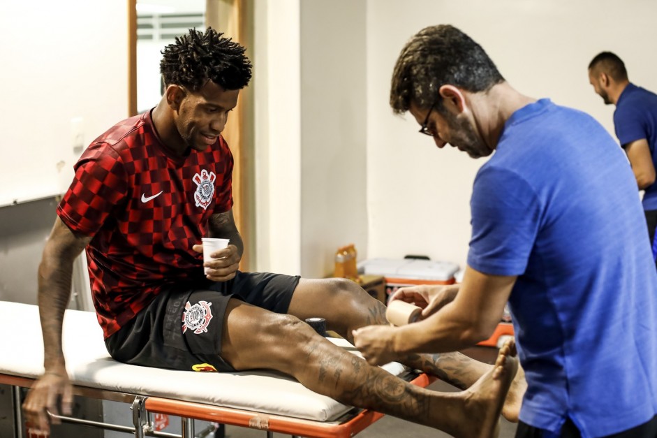Gil recebe tratamento no vestiário do Mané Garrincha antes do jogo contra o Fluminense