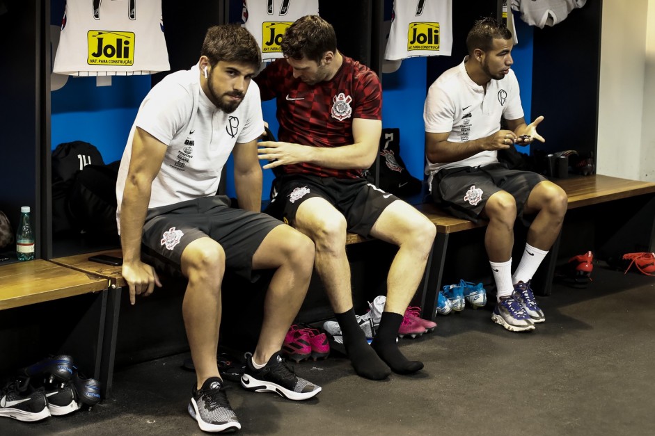 Mndez, Boselli e Sornoza no vestirio do Man Garrincha antes do jogo contra o Fluminense