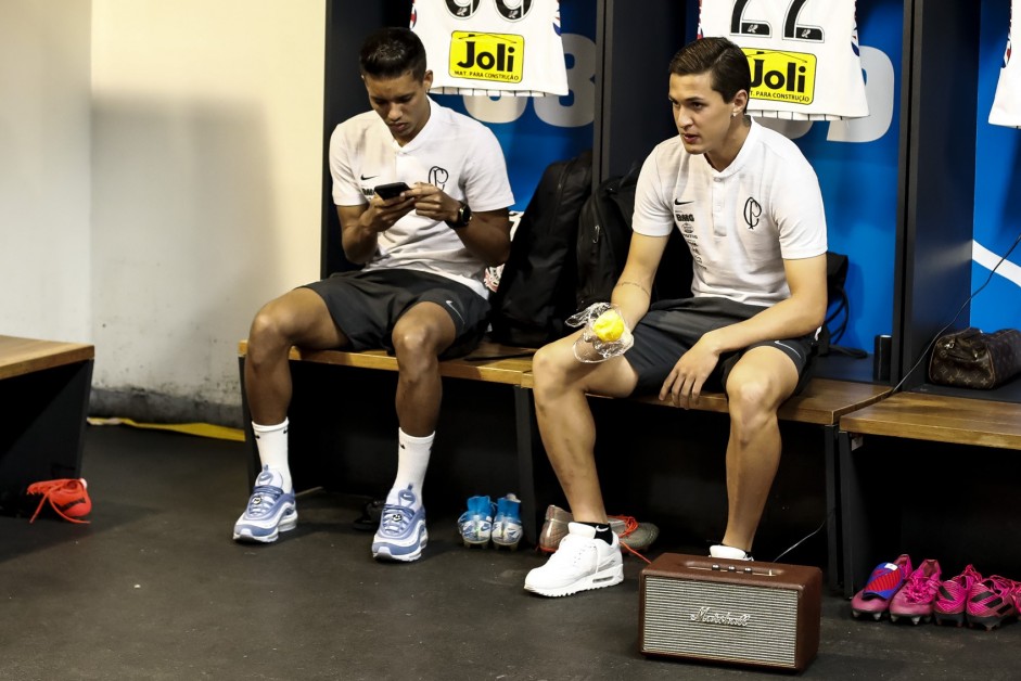 Pedrinho e Vital no vestirio do Man Garrincha antes do jogo contra o Fluminense