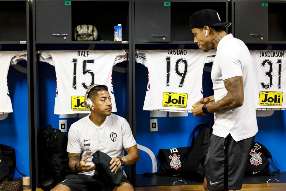 Ralf e Gustavo no vestirio do Man Garrincha antes do jogo contra o Fluminense