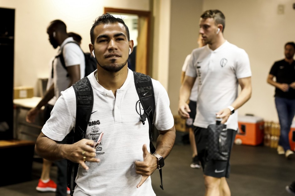 Sornoza no vestirio do Man Garrincha antes do jogo contra o Fluminense