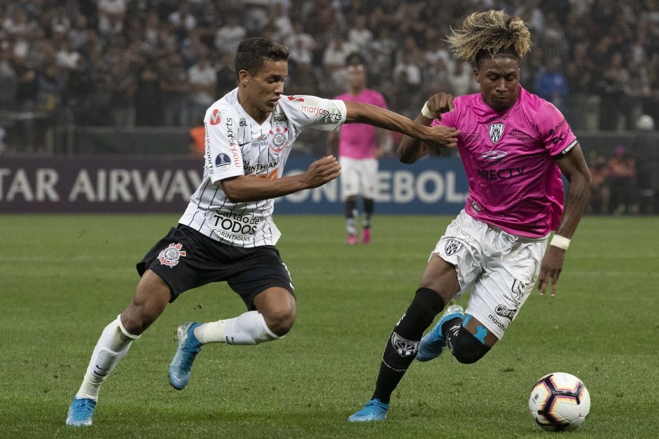 Pedrinho no duelo contra o Del Valle, na Arena Corinthians, pela Copa Sul-Americana