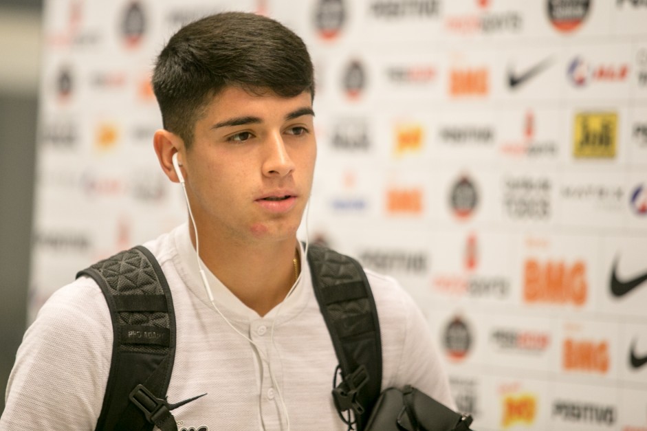 Ángelo Araos chega à Arena Corinthians para duelo contra o Bahia, pelo Brasileirão