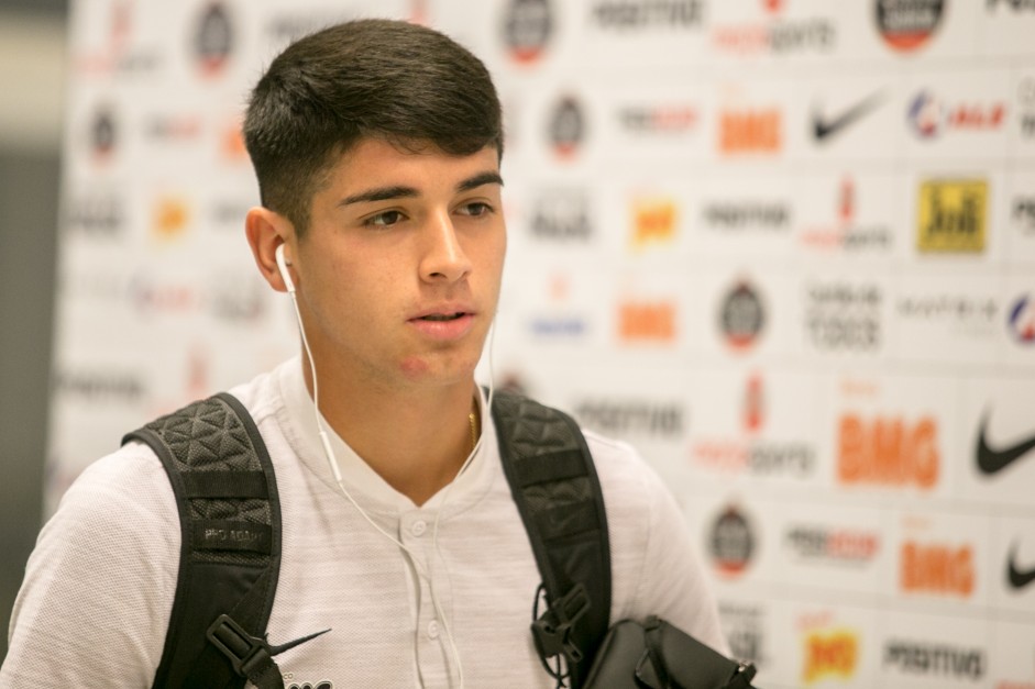 ngelo Araos chega  Arena Corinthians para duelo contra o Bahia, pelo Brasileiro