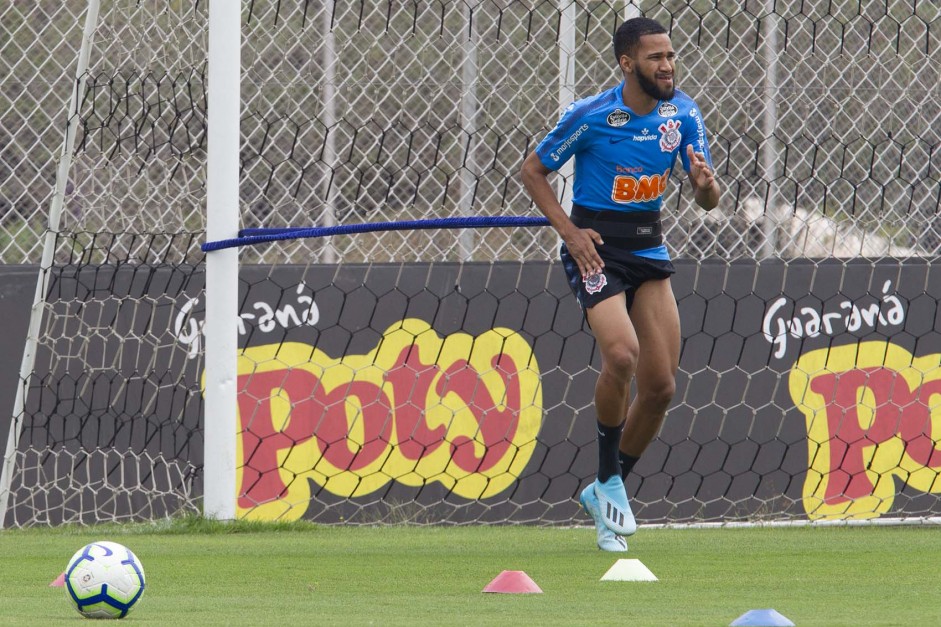 Everaldo vinha tentando transitar do DM para o gramado no CT Joaquim Grava