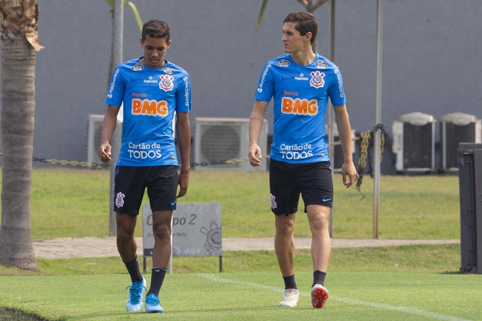 Garotos Pedinho e Vital no ltimo treino antes do jogo contra o Bahia, pelo returno do Brasileiro