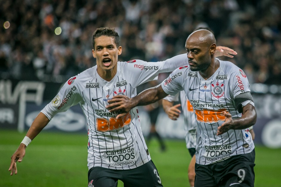 Pedrinho e Love comemorando o primeiro gol do Corinthians contra o Bahia
