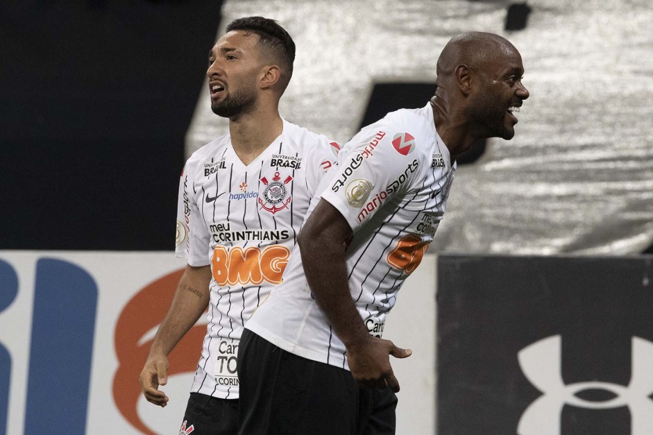 Clayson e Love na vitria sobre o Bahia, pelo Brasileiro, na Arena Corinthians