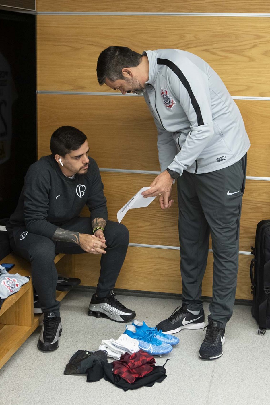 Fagner e Cuca no vestiário da Arena Corinthians antes do ...