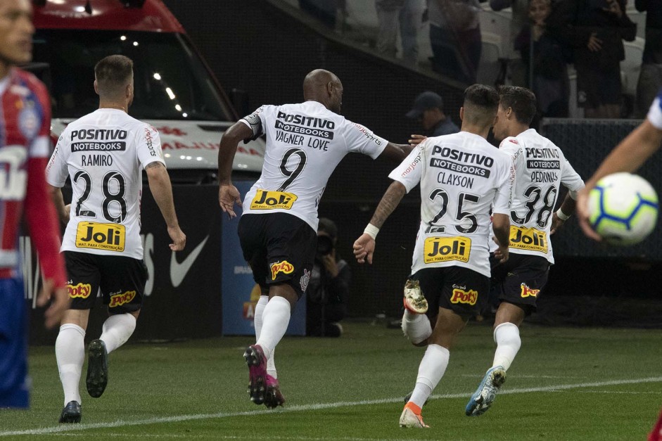 Love marcou o primeiro gol do Corinthians contra o Bahia