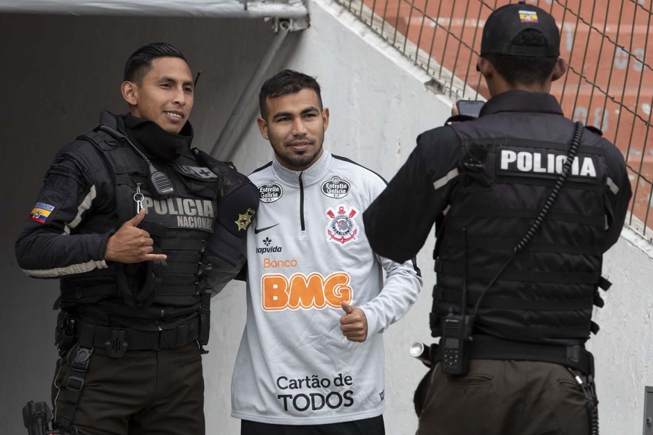Sornoza tietado durante treino do Corinthians no Equador