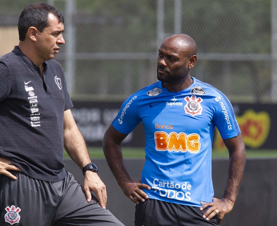 Carille v Vagner Love como o dono da posio no Corinthians