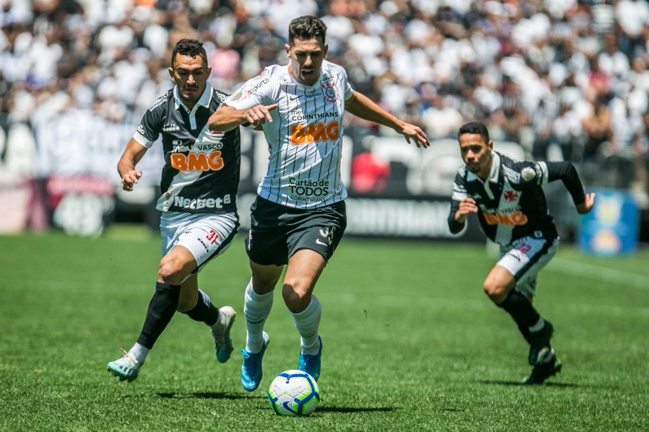 Danilo Avelar durante jogo contra o Vasco, pelo Campeonato Brasileiro, na Arena Corinthians