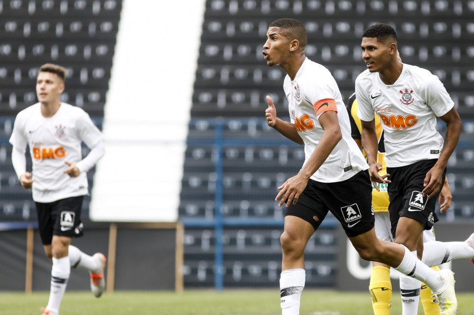 Igor comemora seu gol contra o Novorizontino, pelo Paulista Sub-20