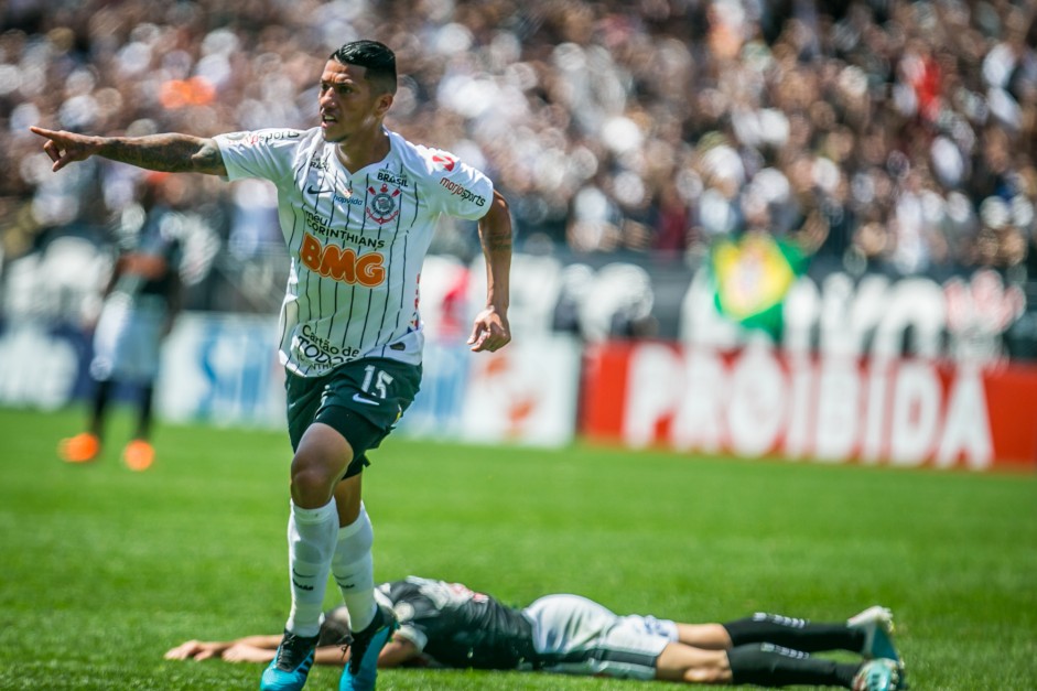 Ralf marcou para o Corinthians no segundo tempo, contra o Vasco, na Arena